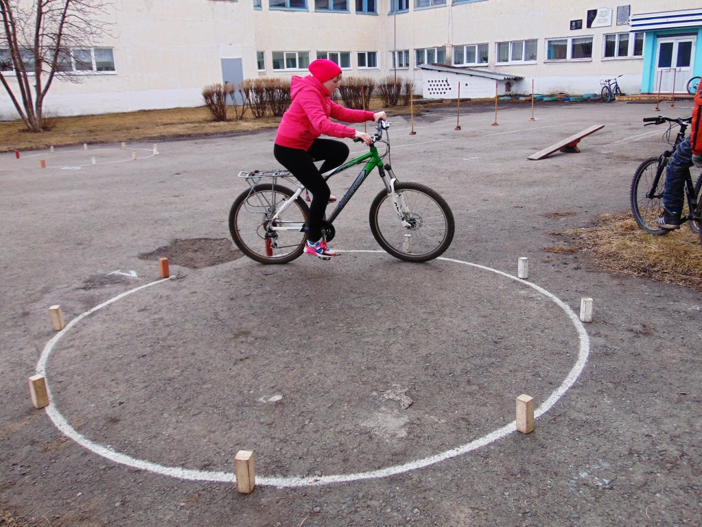 Фигурное вождение велосипеда - круг